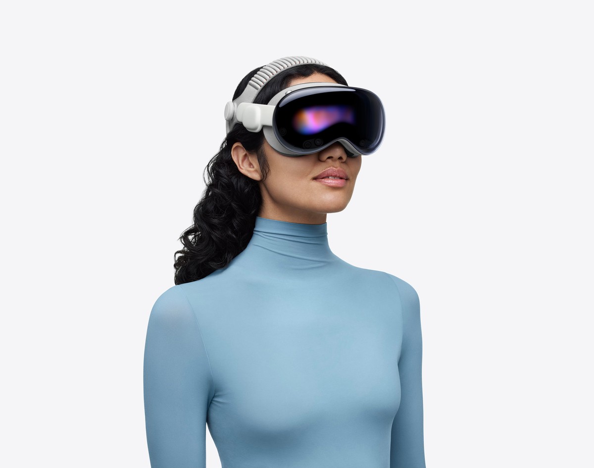 Apple-Vision-Pro-hero-251015.jpg