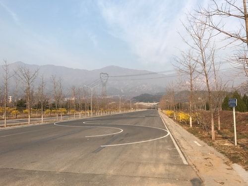 摩托车场地在路的尽头