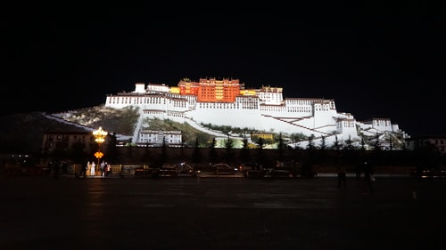 夜晚的布达拉宫