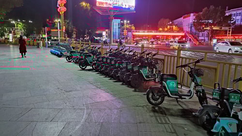 拉萨街头的共享电动车