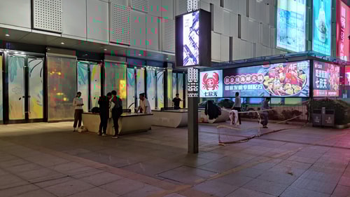 万达广场打乒乓球的人